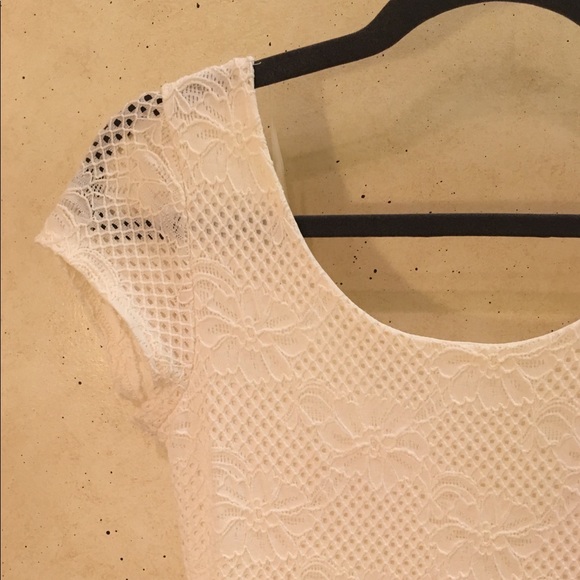 White lacey dress with rounded scoop back - Picture 3 of 4